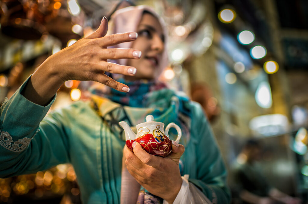 Explanations in a Bazar in Teheran