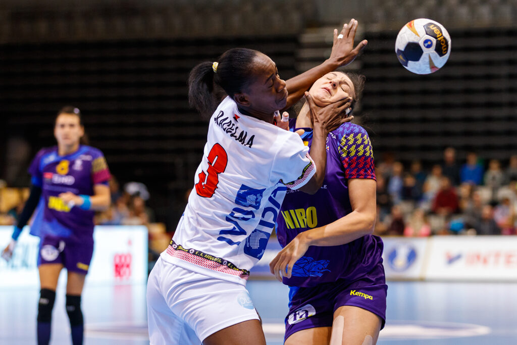 , Rumaenien vs Angola, IHF Frauen Handball Weltmeisterschaft, 07.12.2017, Fotograf Neis / Eibner