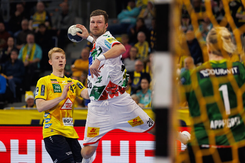 Philipp Weber (SC Magdeburg) alleine vor Mikael Appelgren (Rhein Neckar Loewen), Rhein Neckar Loewen vs SC Magdeburg, Daikin Handball Bundesliga, 15.12.2024


Foto: Alexander Neis / Eibner-Pressefoto