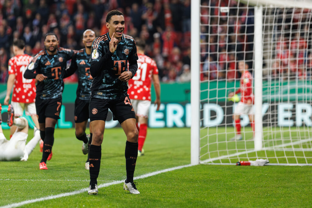 #g41# bejubelt den Treffer zum 0:4, FSV Mainz 05 vs FC Bayern Muenchen, Fussball, DFB Pokal, Saison 2024/2025, 30.10.2024

Foto: Eibner-Pressefoto/Alexander Neis

DFB regulations prohibit any use of photographs as image sequences and/or quasi-video.
Editorial Use ONLY
National and International News Agencies OUT