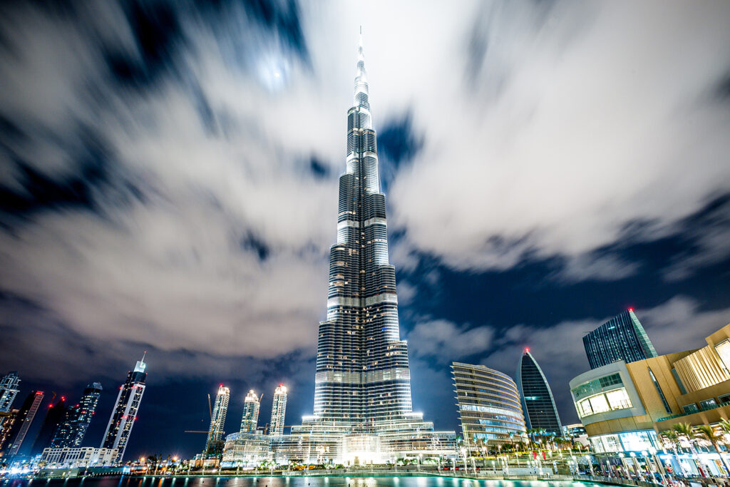 Asien, Arabische Halbinsel, Vereinigte Arabische Emirate, Dubai: Burj Khalifa, hoechste Gebaeude der Welt, am Burj Khalifa lake bei Nacht. 

Engl.: Asia, Arabian Peninsula, United Arab Emirates, Dubai: Burj Khalifa, the highest building of the world, at the Burj Khalifa lake at night. 

2010. blue sky, cloud, clouds, skysrapers, architecture, building, nobody, moon, full-moon, long exposure, at night.