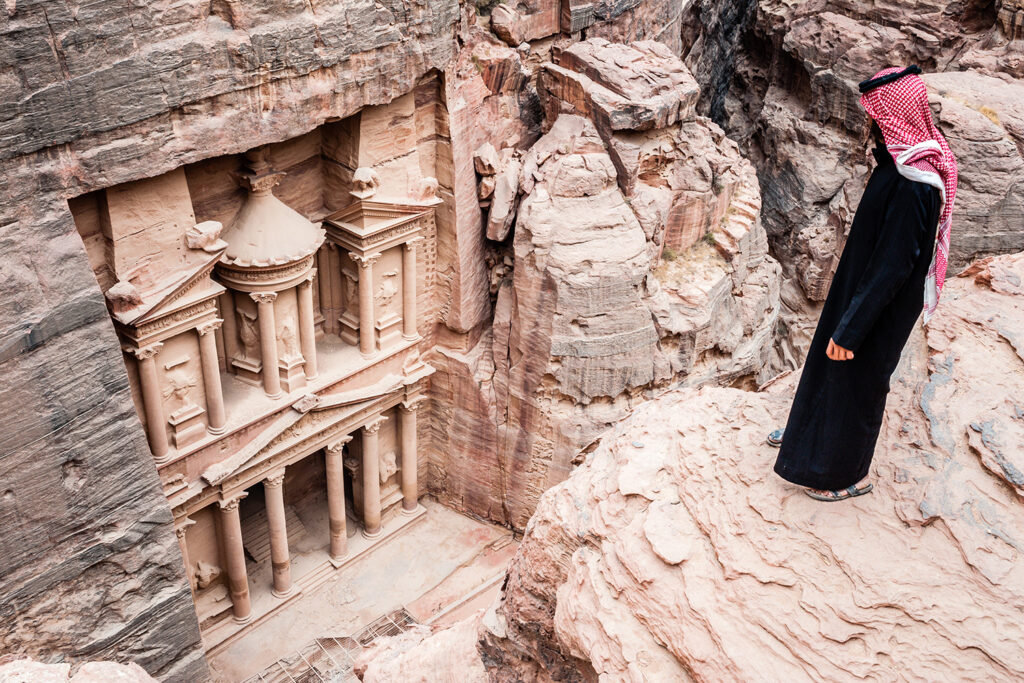 Asien, Naher und Mittlerer Osten, Jordanien: Nabataeische Felsenstadt Petra. Blick auf "Al-Khazne", das sogenannte Schatzhaus. Beruehmtetes Fotomotiv Jordaniens. Beduine blickt auf die Fassade.

Asia, Near and Middle East, Jordan: Nabataean rock city of Petra. View of "Al-Khazne", the so-called treasure house. Jordan's most famous motif. Bedouin looks at the facade.