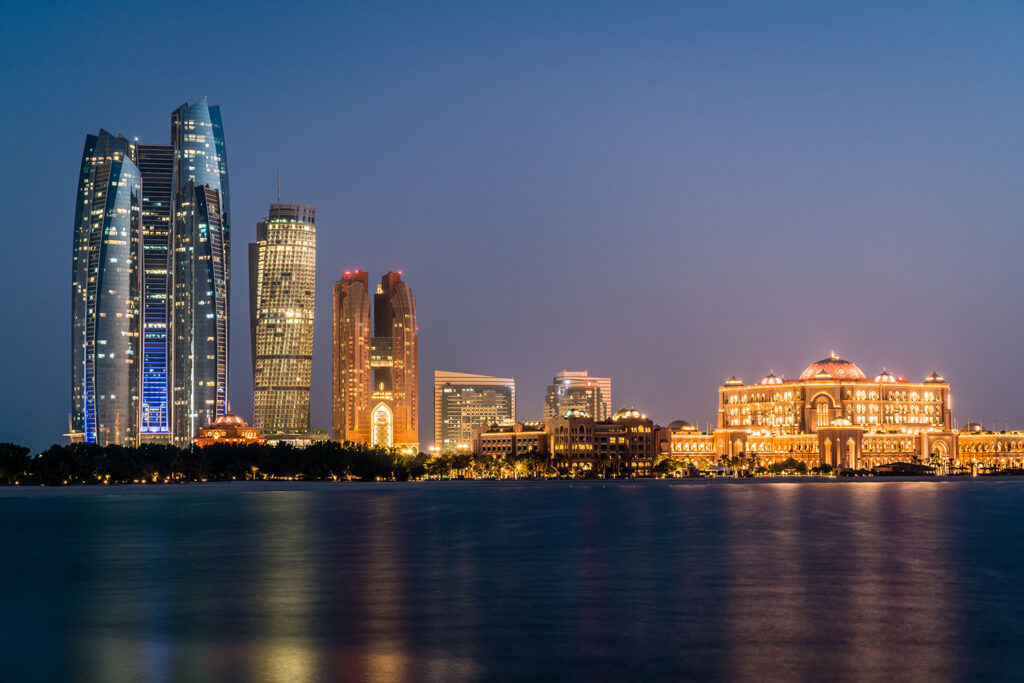 Asien, Vereinigte Arabische Emirate, Emirat Abu Dhabi, Abu Dhabi Stadt: Hochhaeuser und Hotel Emirates Palace an der Corniche zur Blauen Stunde 

Asia, United Arab Emirates, Emirate Abu Dhabi: Skyscrapers and Hotel Emirates Palace at twilight.

10.2017