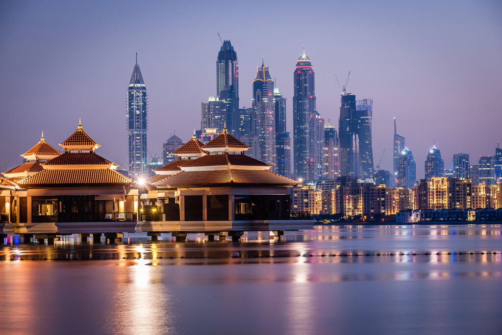 Asien, Arabische Halbinsel, Vereinigte Arabische Emirate, Dubai: Hotel Anantara auf The Palm. Luxusvillen am Stran, im HIntergrund Skyline von Dubai Marina. Blaue Stunde.

Engl.: Asia, Arabian Peninsula, United Arab Emirates, Dubai: Hotel Anantara on The Palm.  Luxury residences at the beach, skyline of Dubai Marina in the background. Twilight.

12.2015