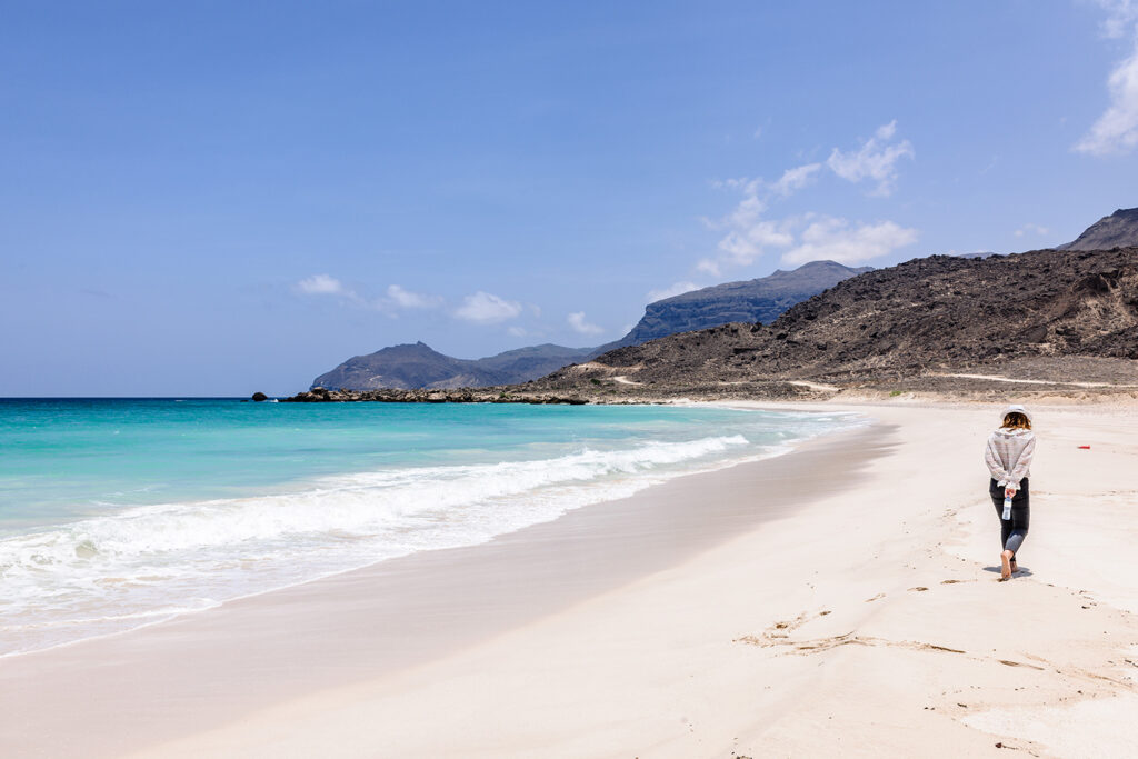 Asien, Arabische Welt, Arabische Halbinsel, Oman: Dhofar Region. As Sultan Qaboos Street. Westlich von Salalah, in der Naehe der jemenitischen Grenze. Hier: Al Fazayah Strand.

Engl.: Asia, Arab World, Arabian Peninsula, Oman: Dhofar Region. As Sultan Qaboos Street. West of Salalah, near the yemeni border. Here: Al Fazayah Beach.