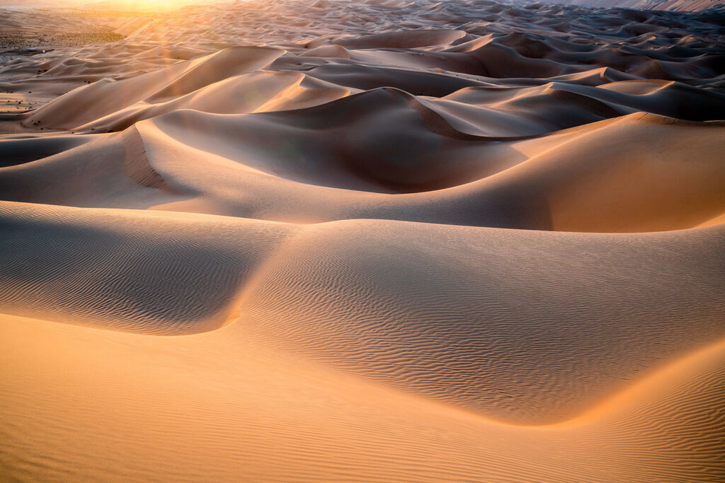 Asien, Vereinigte Arabische Emirate, Abu Dhabi: Wuestentrip (Safari) von Al Ain nach Qasr Al Sarab und Oase Liwa in der Wueste Rub al-Khali ("Leeres Viertel"). Spektakulaere Wueste und Duenen in der Naehe des Qasr Al Sarab Desert Resort by Anantara. Spaeter Nachmittag kurz vor Sonnenuntergang.

Asia, United Arab Emirates, Abu Dhabi: Desert Selfdrive (Safari, desert road trip) from Al Ain to Qasr Al Sarab and Oasis Liwa in the Rub al-Khali desert ("Empty Quarter"). Spectecular desert and dunes near of Qasr Al Sarab Desert Resort by Anantara. Late afternoon. Shortly before sunset.

10.2017