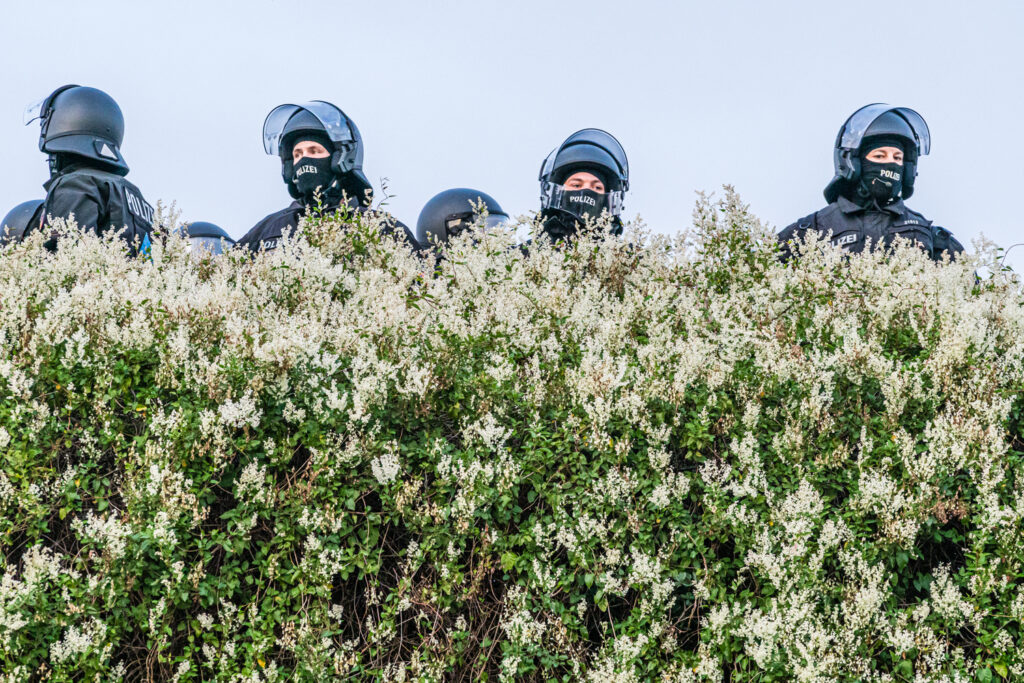 Europa, Deutschland, Berlin: Anlaesslich der Feierlichkeiten zu 30 Jahre Wiedervereinigung Deutschlands am 03. Oktober 2020 demonstriert die rechtsextremistische Kleinpartei "Der III. Weg" ("Der Dritte Weg") in Strassen des Ortsteils Hohenschoenhausen im Bezirk Lichtenberg. Gegendemonstranten verschiedendster Initiativen und Parteien stellen sich ihnen in der Weg, blockieren viele Seitenstrassen. Die Polizei riegelt weitraeumig ab.

Europe, Germany, Berlin: On the occasion of the celebrations for 30 years of German reunification on October 03, 2020, the right-wing extremist small party "Der III. Weg" ("The Third Way") demonstrates in streets of the Hohenschoenhausen district in the Lichtenberg district. Counter-demonstrators of the most diverse initiatives and parties stand in their way, blocking many side streets. The police cordon off a large area.