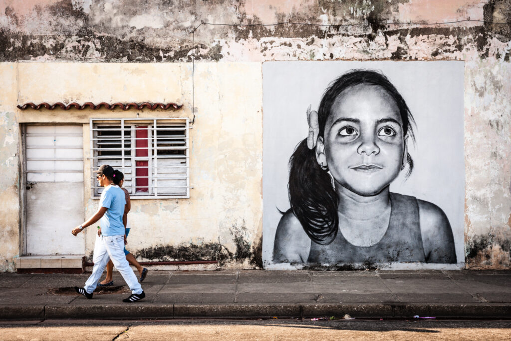 Mittelamerika, Karibik, Kuba, Havanna: Stadtteil Miramar, Stadtbezirk Playa. Strassenkunst mit Portraets von Kindern.

Central America, Caribbean, Cuba, Havana: District Miramar, Municipality Playa. Street art with portraits of children.