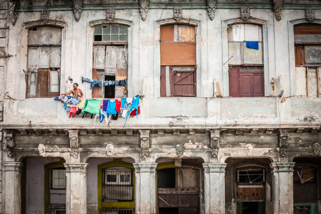 Mittelamerika, Karibik, Kuba, Havanna: beruehmte Uferpromenade Malecon. Viele Haeuser sind noch nicht restauriert. Salz und Wind des Meeres greifen die Haeuser an.

Central America, Caribbean, Cuba: Havana: famous waterfront Malecon. Many houses are not restored yet. Salt and wind of the sea attack the houses.