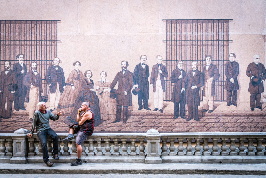 Mittelamerika, Karibik, Kuba, Havanna. Habana Vieja. Altstadt. In der Naehe von der Plaza de la Catedral befinden sich Mosaik-Wandgemaelde mit 52 Tafeln, auf denen 67 herausragende Maenner und Frauen aus Geschichte und Kunst Kubas dargestellt sind.

Central America, Caribbean, Cuba, Havana. Habana Vieja. Old town. Near Plaza de la Catedral is a mosaic mural made up of 52 panels that depict 67 outstanding men and women in the history and the arts in Cuba.