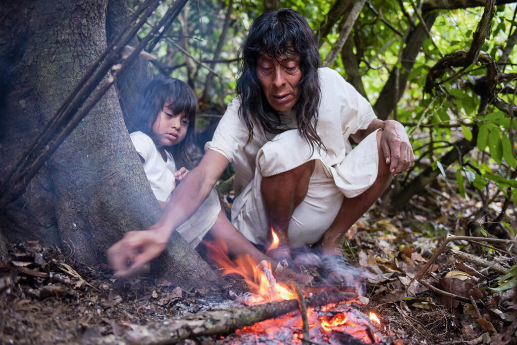 Mexiko, Chiapas, Metzabok, Juanito mit Sohn Lagerfeuer