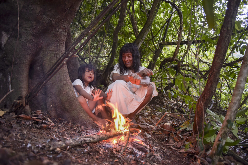 Mexiko, Chiapas, Metzabok, Juanito mit Sohn Lagerfeuer