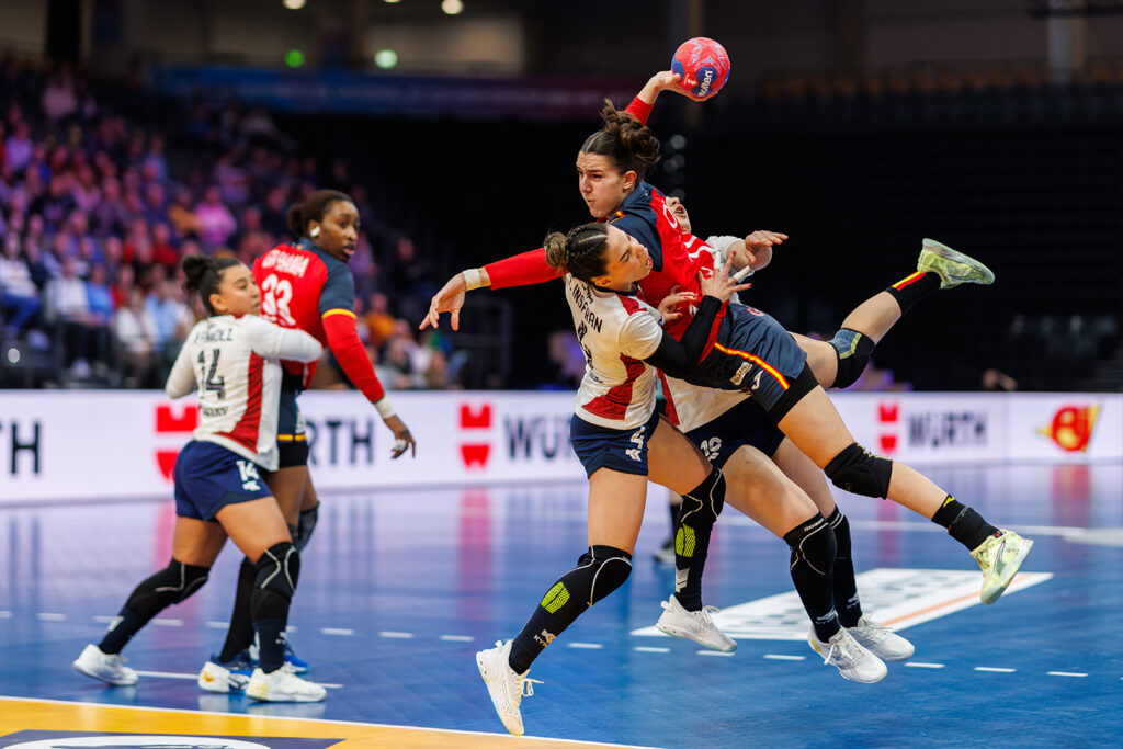 , Spanien vs Paraguay, Handball, IHF Handball Weltmeisterschaft der Frauen, 01.Spieltag, 26.11.2025Foto: Eibner-Pressefoto/Alexander NeisDFB regulations prohibit any use of photographs as image sequences and/or quasi-video.