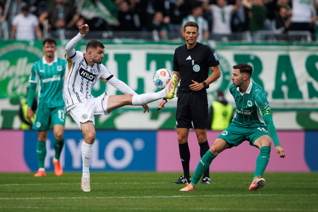 , SV Elversberg vs SpVgg Greuther Fuerth, Fussball, 2. Bundesliga, 9. Spieltag, Saison 2025/2026, 19.10.2025DFB regulations prohibit any use of photographs as image sequences and/or quasi-video.Foto: Eibner-Pressefoto/Alexander Neis